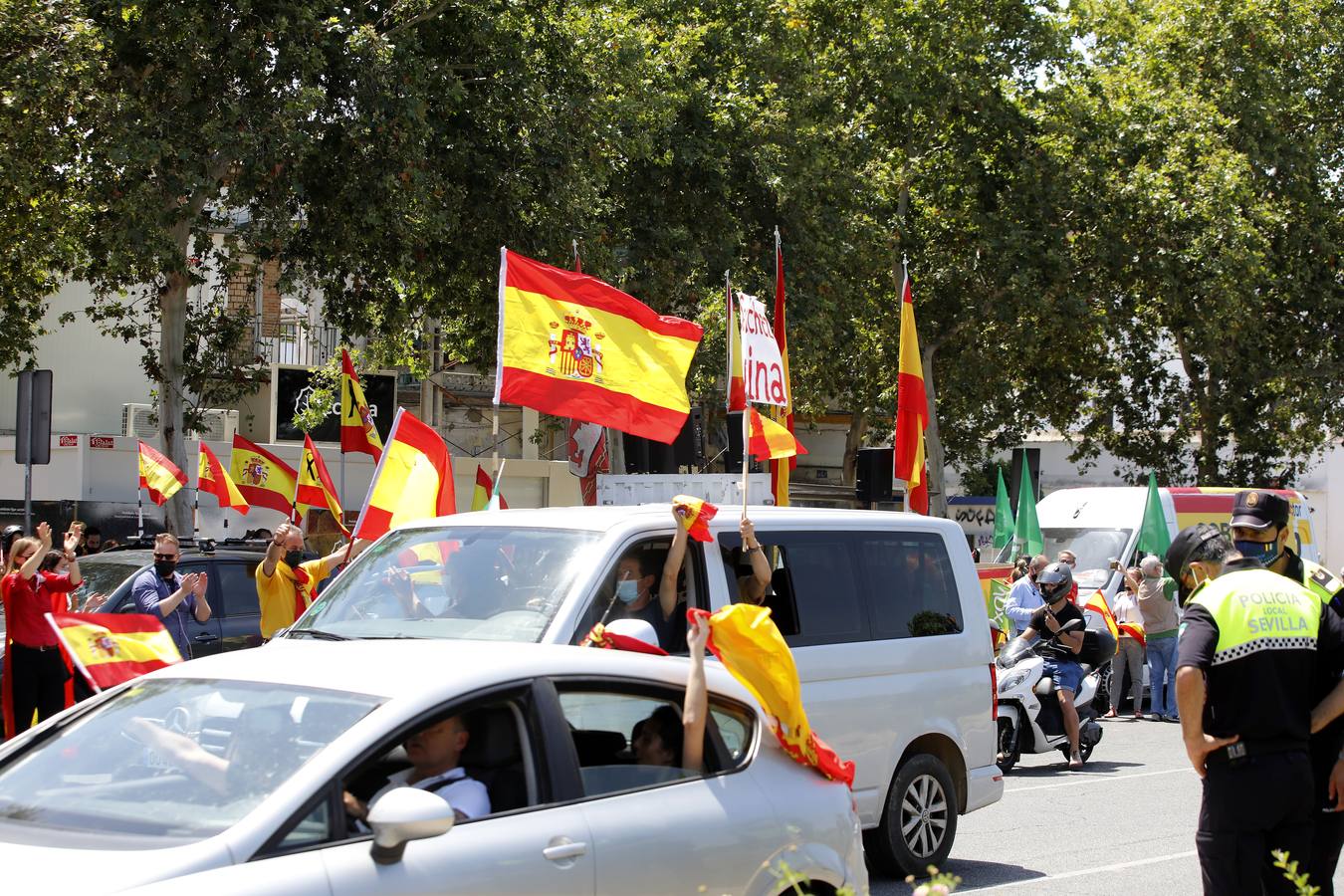 Éxito de la caravana de protesta convocada por Vox en Sevilla