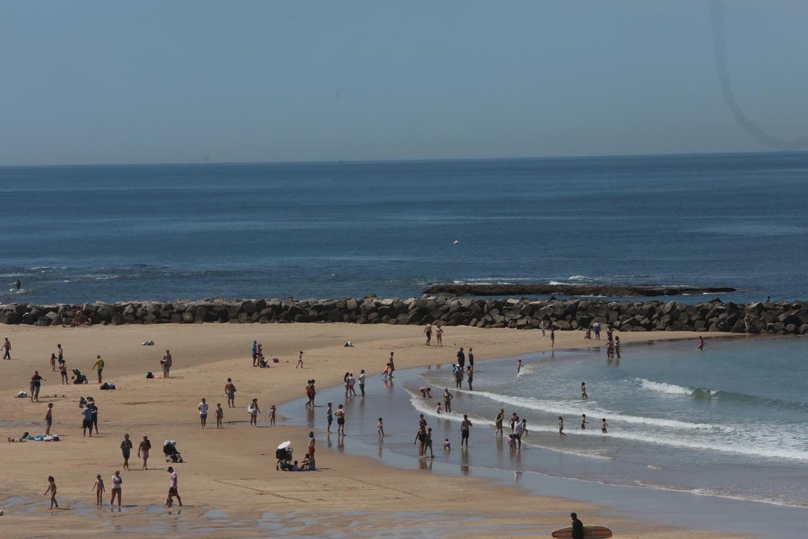 FOTOS: Cádiz tiene ganas de un chapuzón en la playa