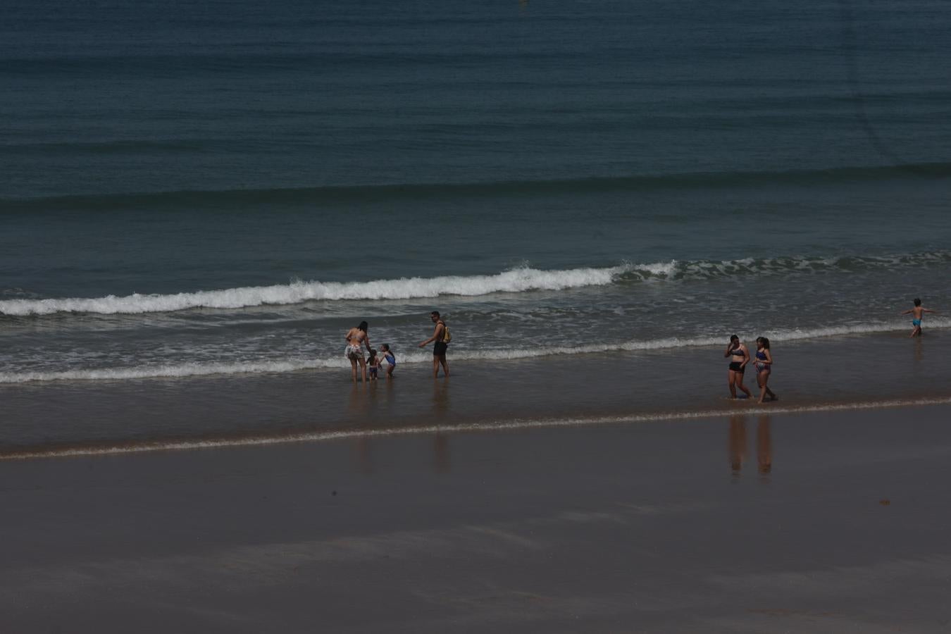 FOTOS: Cádiz tiene ganas de un chapuzón en la playa