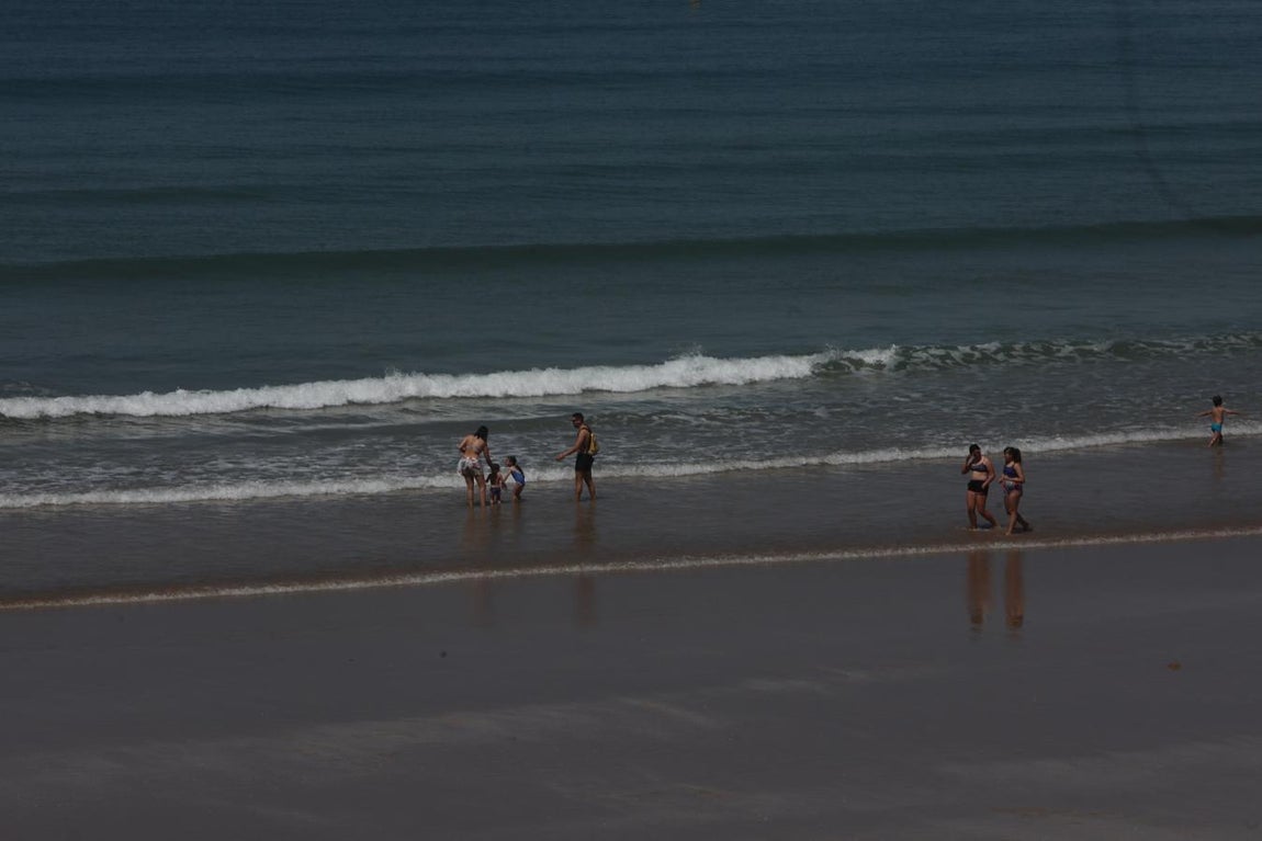 FOTOS: Cádiz tiene ganas de un chapuzón en la playa