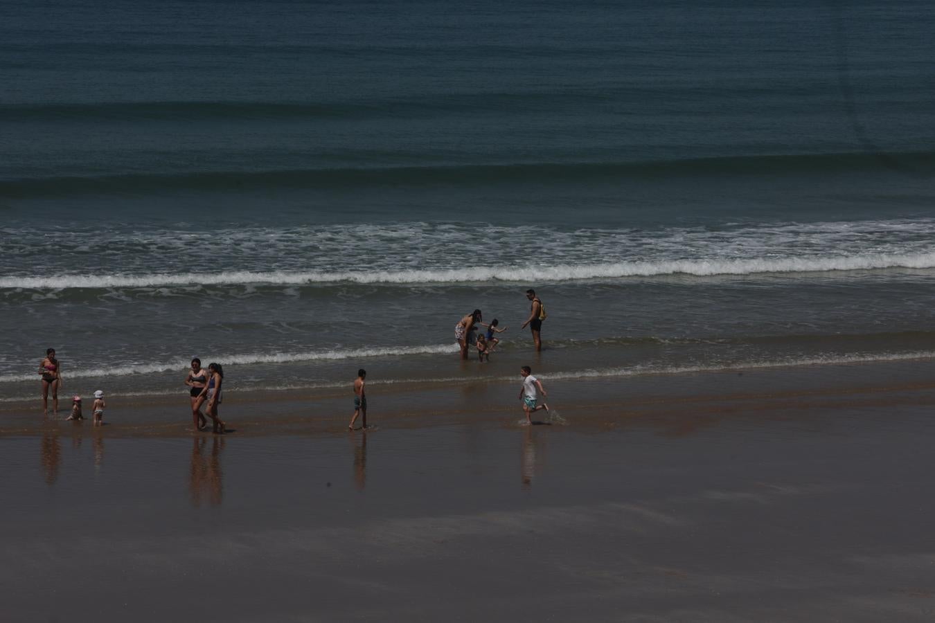 FOTOS: Cádiz tiene ganas de un chapuzón en la playa