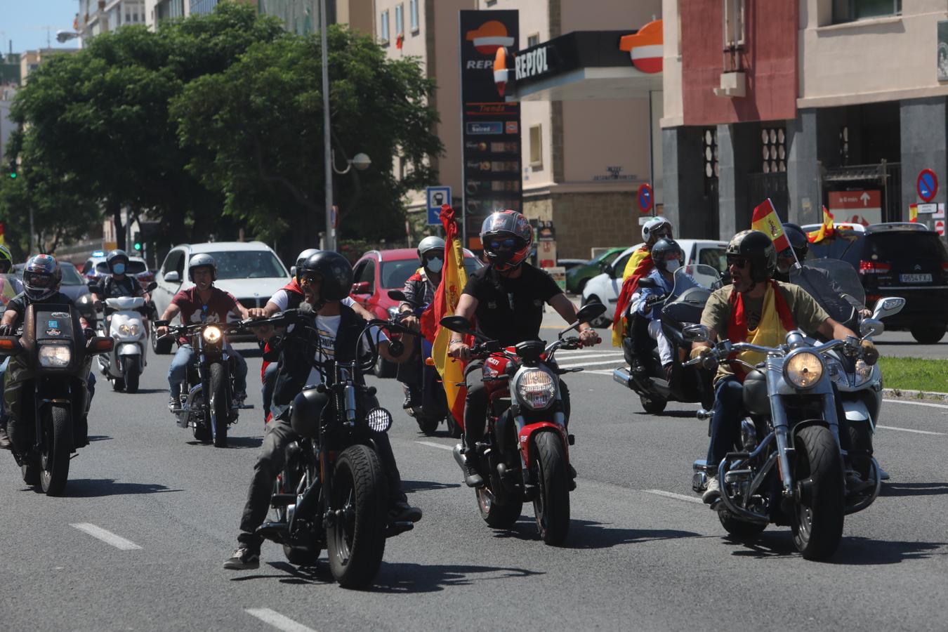 FOTOS: La caravana de Vox en Cádiz pide la dimisión de Sánchez