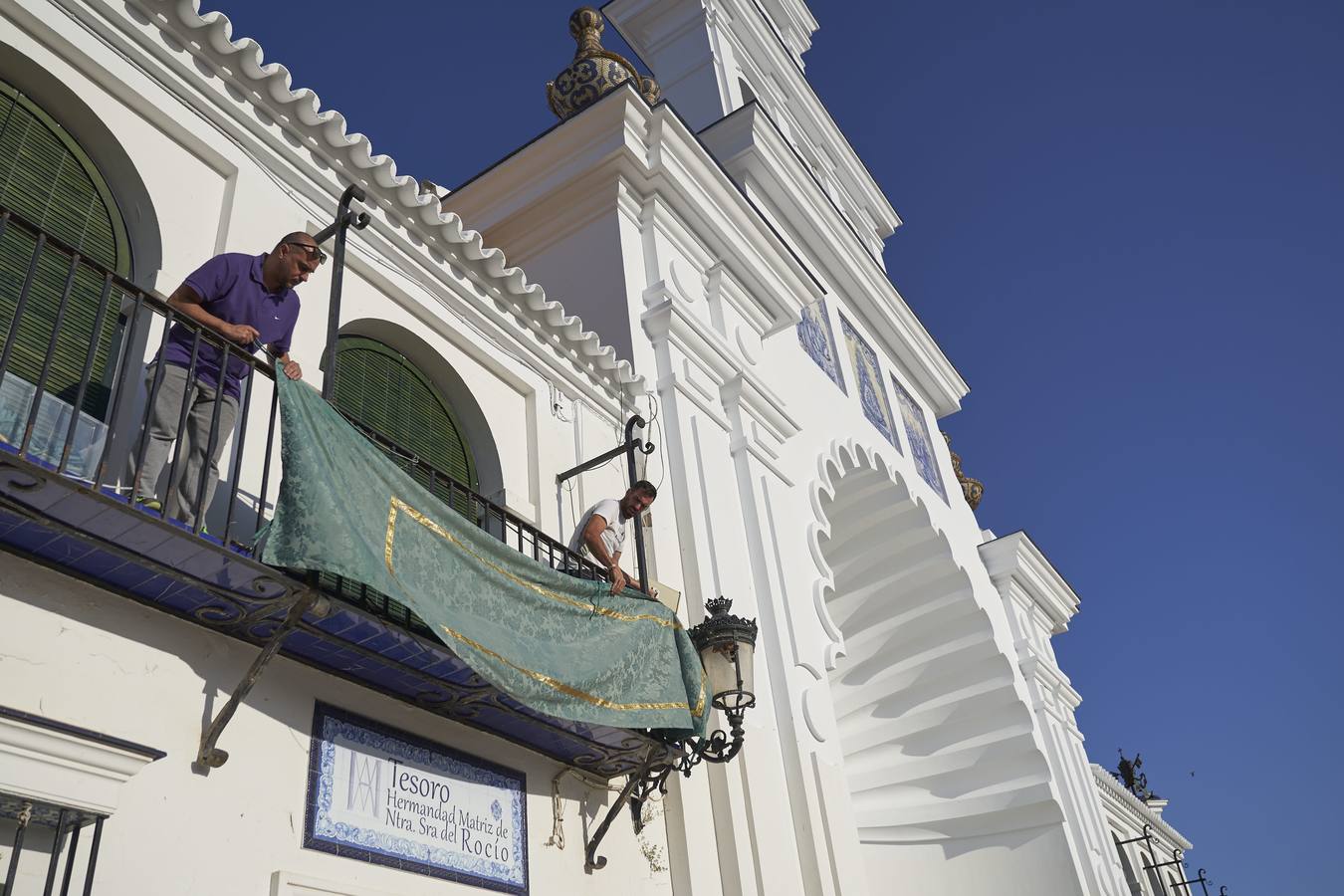 Almonte y el Rocío, engalanados para el traslado de la Virgen que nunca fue