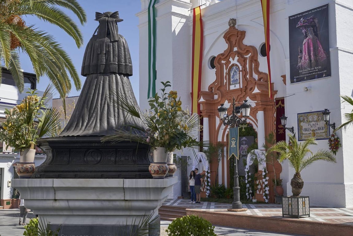 Almonte y el Rocío, engalanados para el traslado de la Virgen que nunca fue