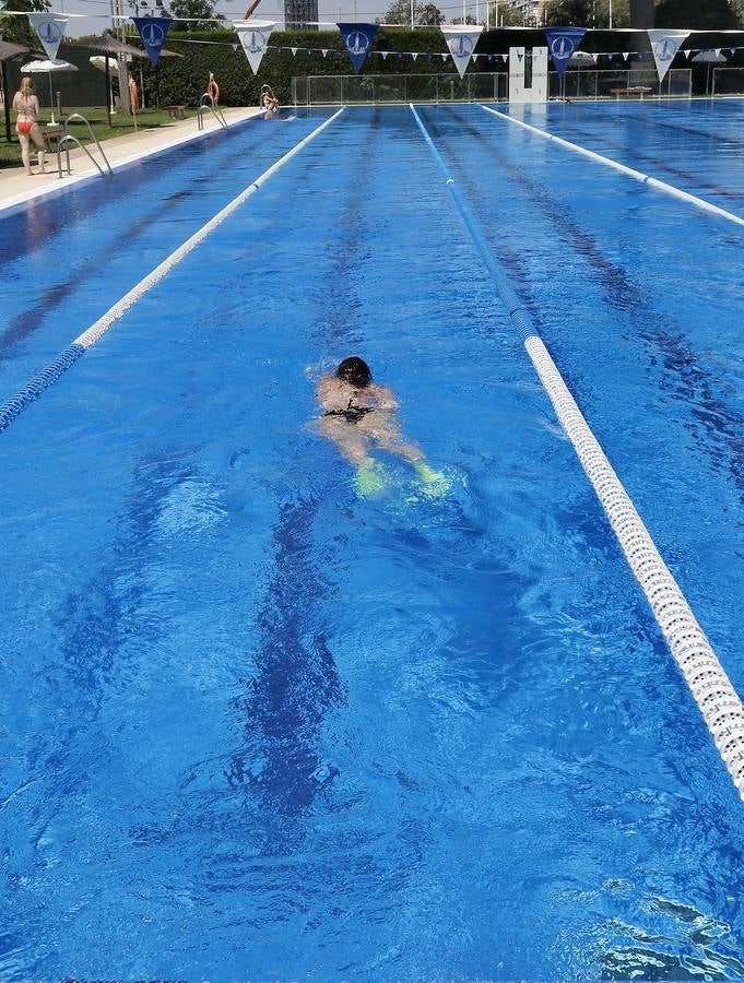 Abren las primeras piscinas en Sevilla