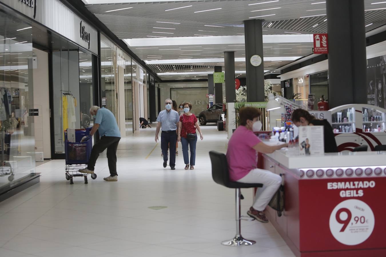 En imágenes, los clientes vuelven a los centros comerciales de Córdoba