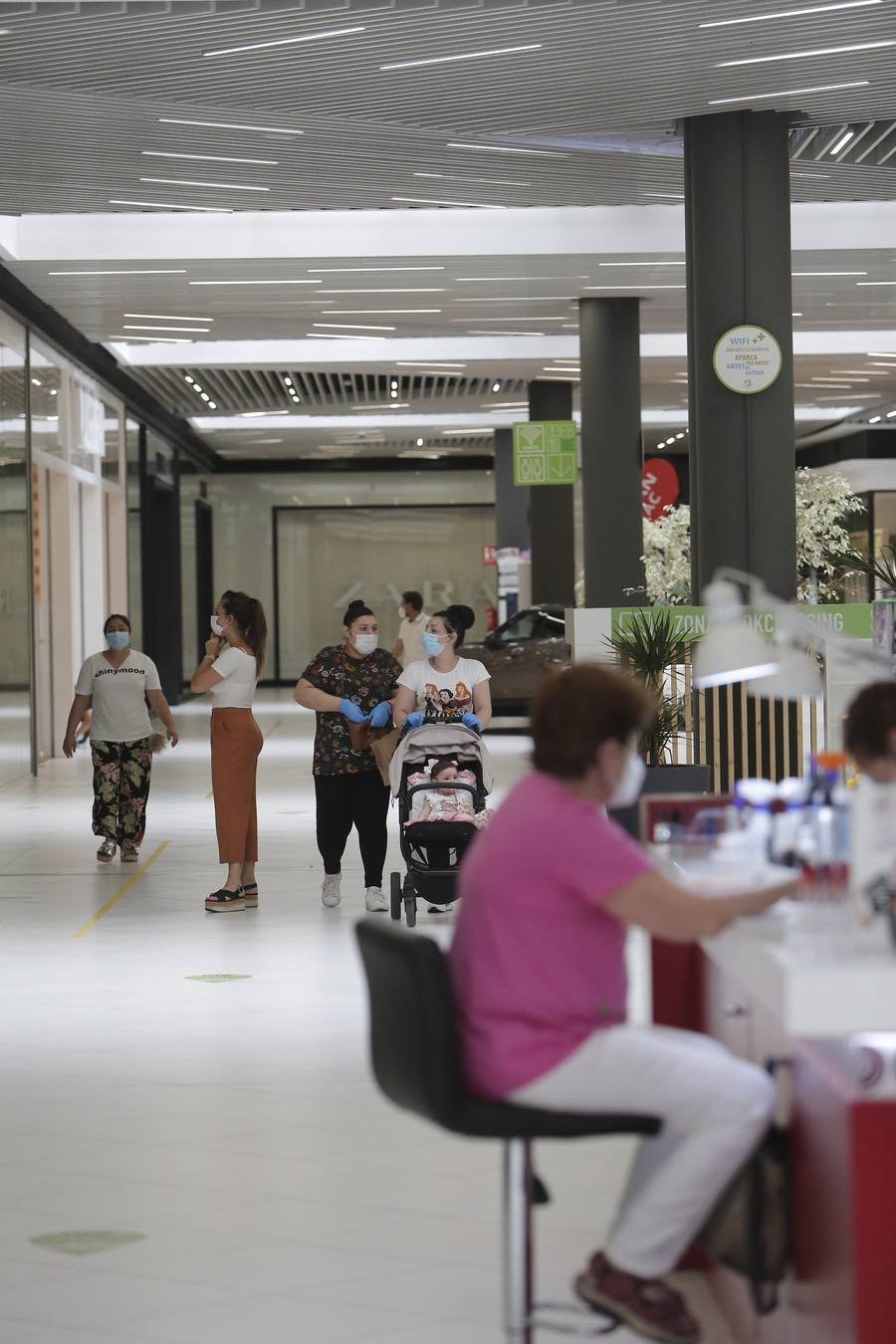 En imágenes, los clientes vuelven a los centros comerciales de Córdoba