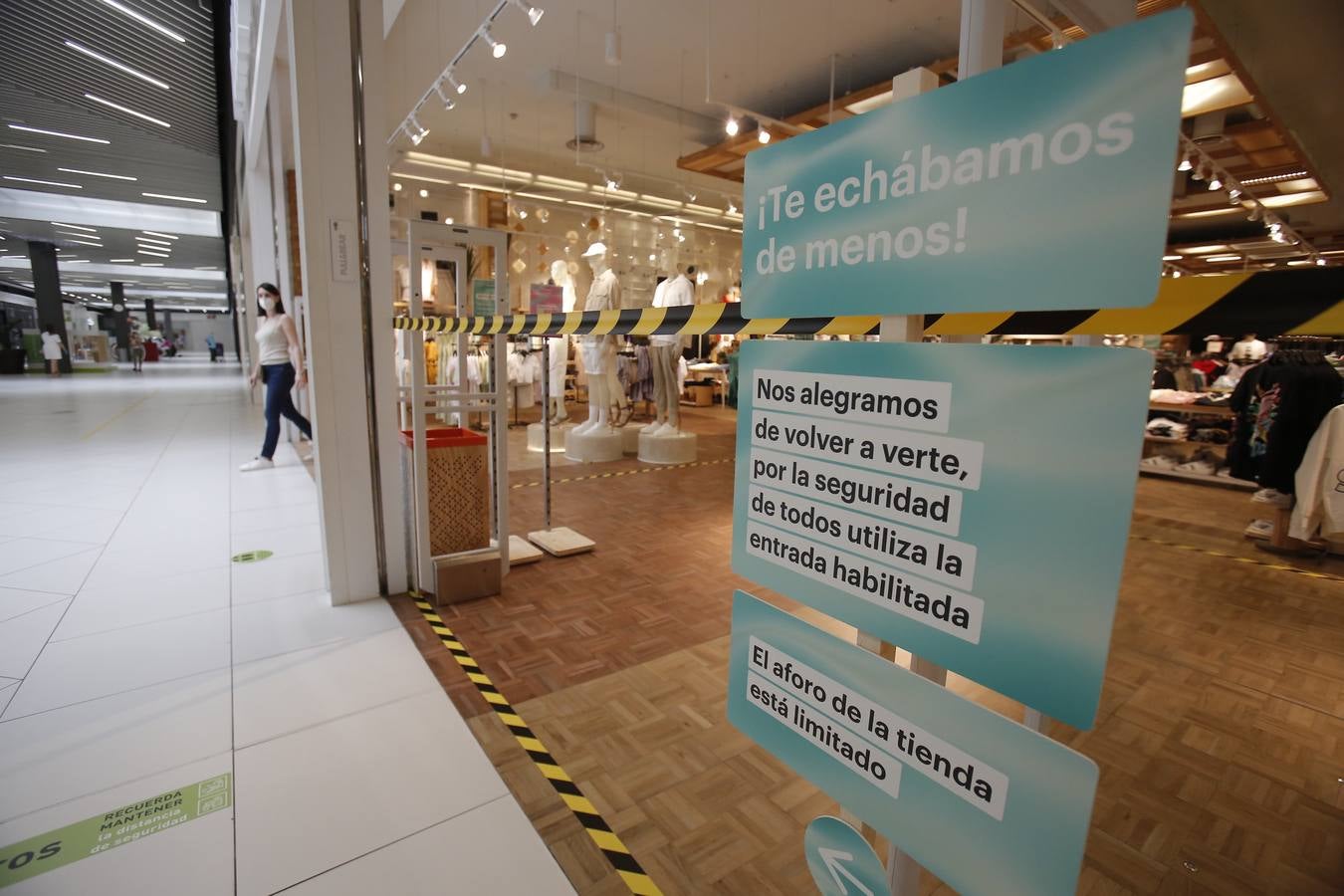 En imágenes, los clientes vuelven a los centros comerciales de Córdoba