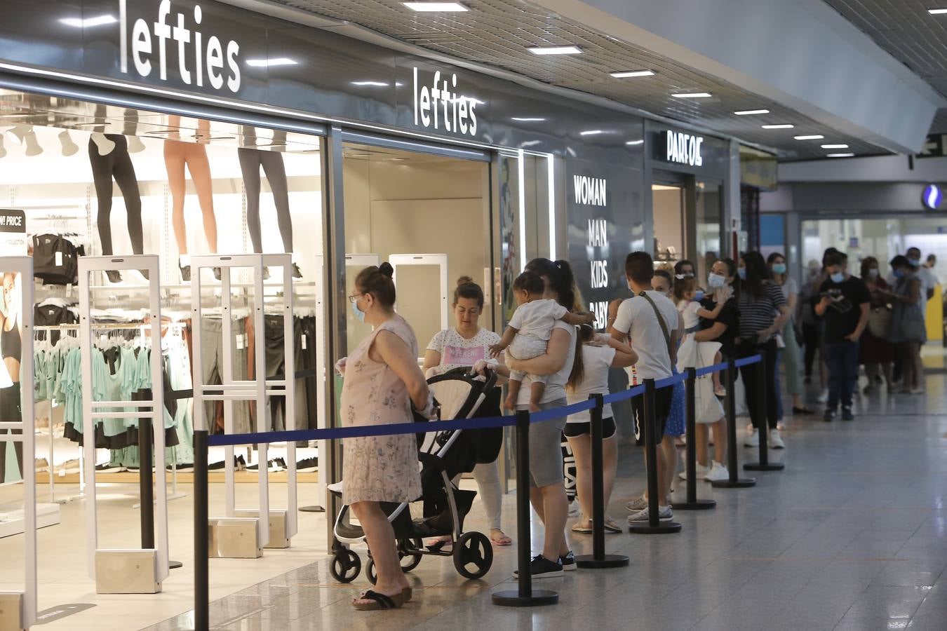 En imágenes, los clientes vuelven a los centros comerciales de Córdoba (II)