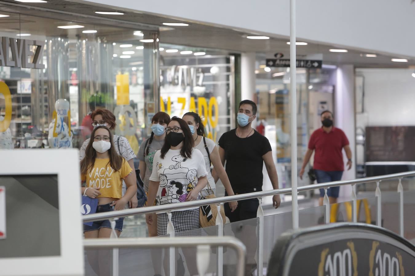 En imágenes, los clientes vuelven a los centros comerciales de Córdoba (II)