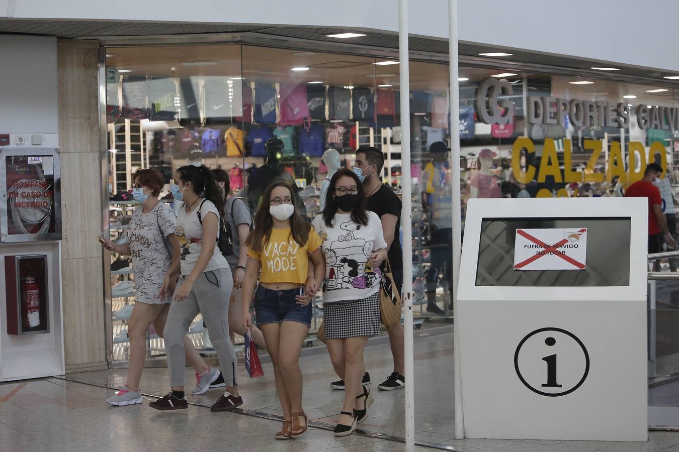 En imágenes, los clientes vuelven a los centros comerciales de Córdoba (II)