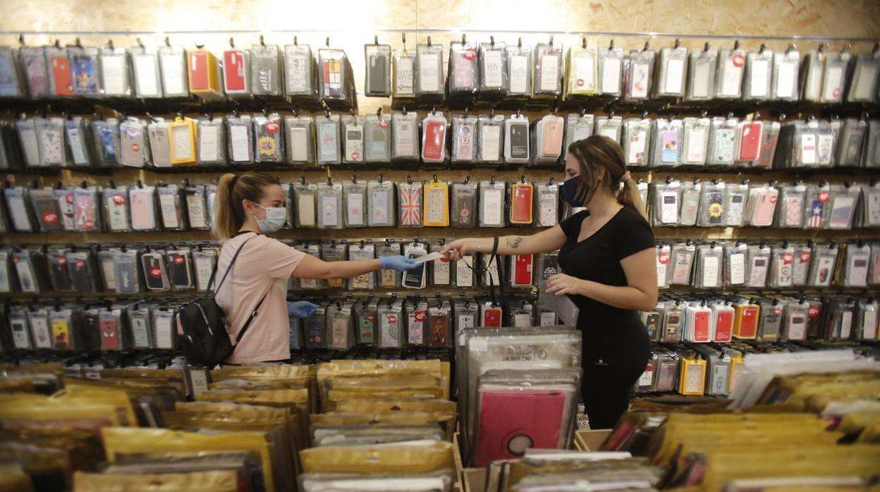 En imágenes, los clientes vuelven a los centros comerciales de Córdoba (II)