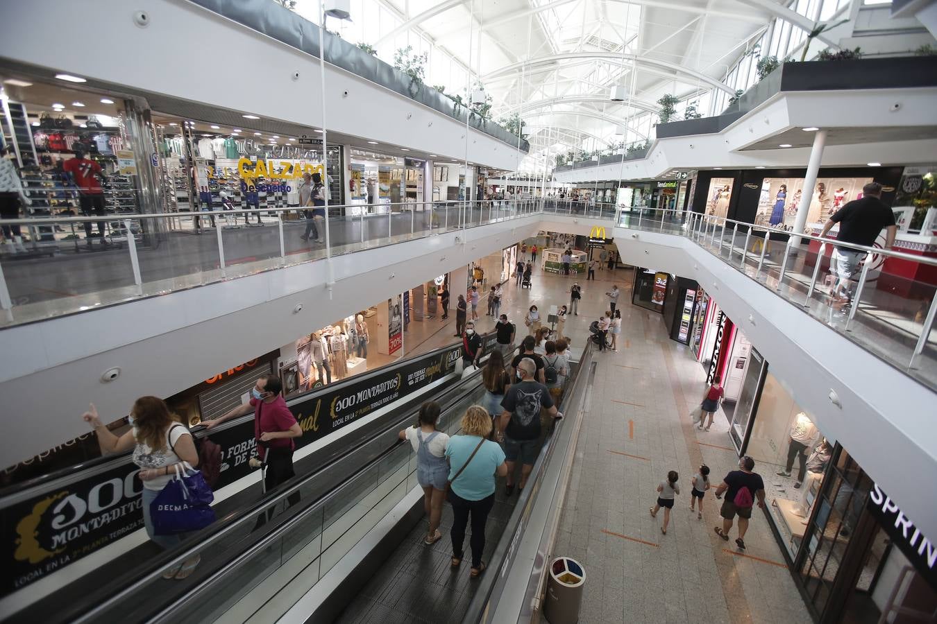 En imágenes, los clientes vuelven a los centros comerciales de Córdoba (II)