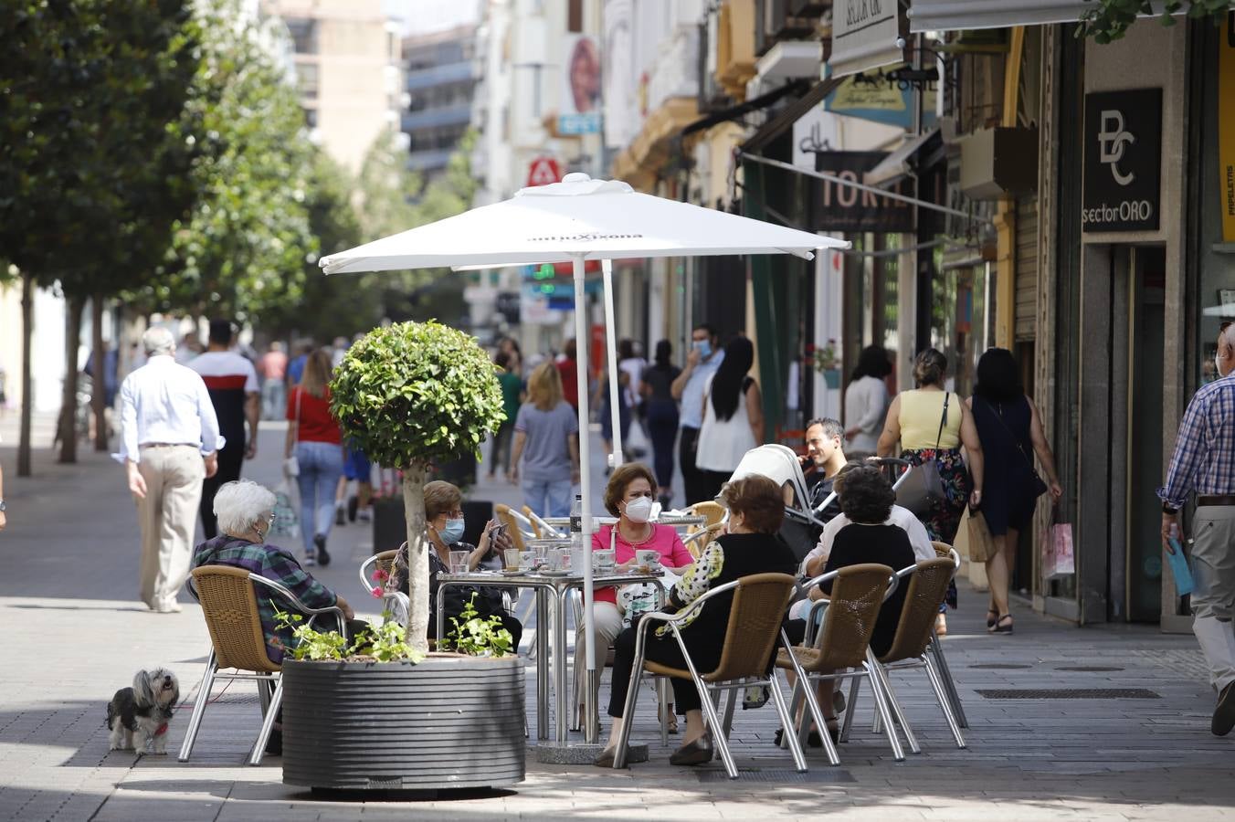 El ambiente en la calle el primer día de la fase 2 en Córdoba, en imágenes