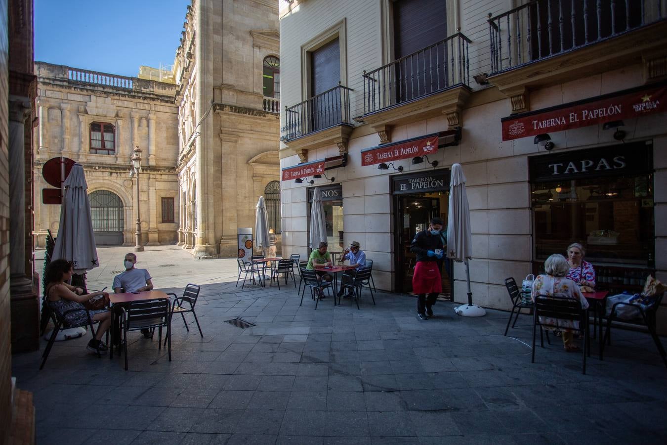 La reapertura del interior de los bares en Sevilla