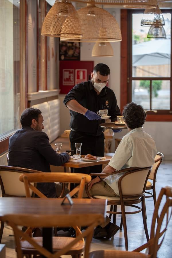 La reapertura del interior de los bares en Sevilla