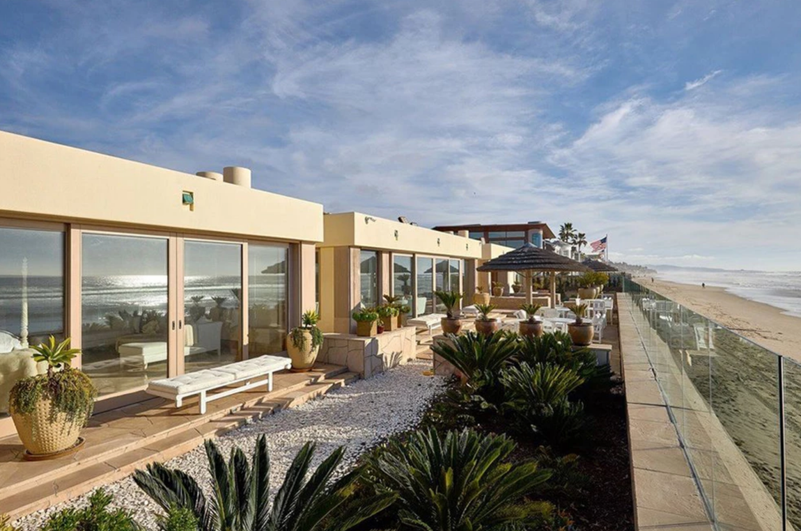 La nueva mansión costera de Melinda y Bill Gates. Con 1.000 metros cuadrados, de los cuales 600 son edificados, la nueva residencia de los Gates cuenta con una casa principal, dos casas de invitados, pista de tenis, piscina, jacuzzi con capacidad para 10 personas, spa y un invernadero. Todo ello con vistas al océano.