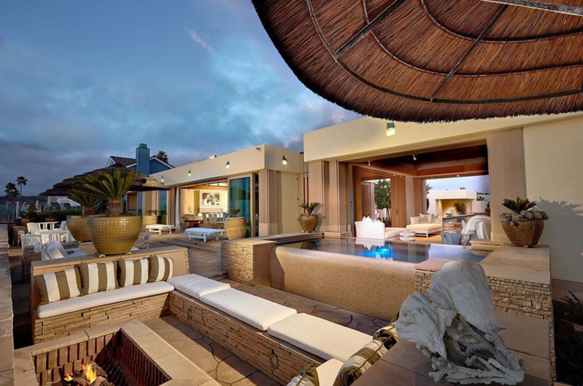 La nueva mansión costera de Melinda y Bill Gates. La casa dispone de, al menos, tres chimeneas, una de ellas situada en la suite principal. Cuenta con un garaje con capacidad para cuatro vehículos y un teatro, sin duda, una de las más gratas sorpresas de la vivienda.