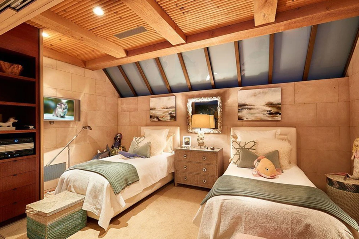 La nueva mansión costera de Melinda y Bill Gates. Los interiores están hechos con materiales de primera, muebles de madera de abeto y caboa, techos de celosía, suelos de piedra caliza importados y patios clásicos de piedra arenisca de roble.