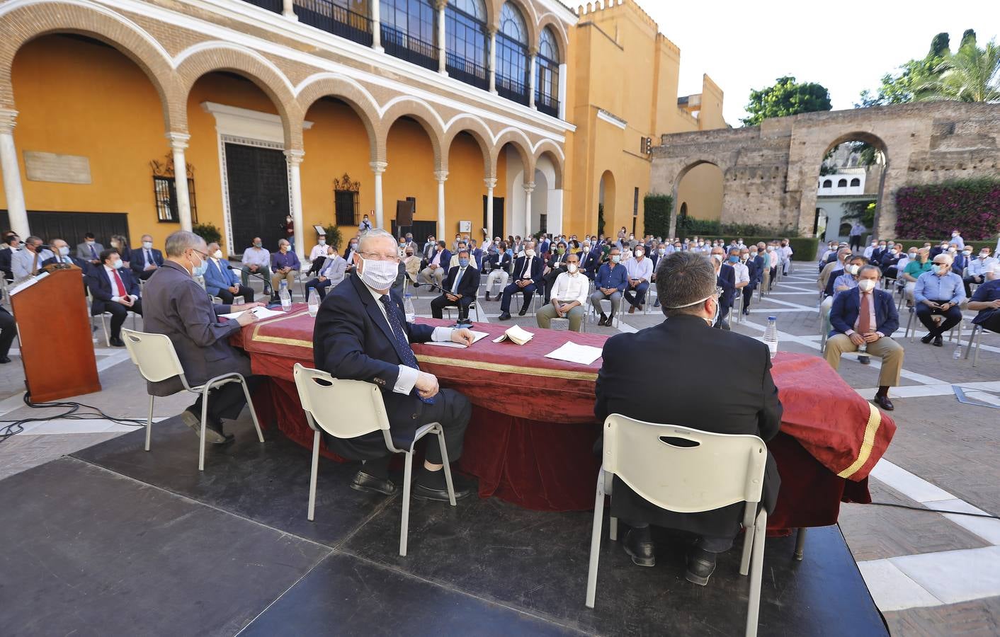 En imágenes, la asamblea de hermanos mayores aprueba el plan del Consejo sobre las sillas