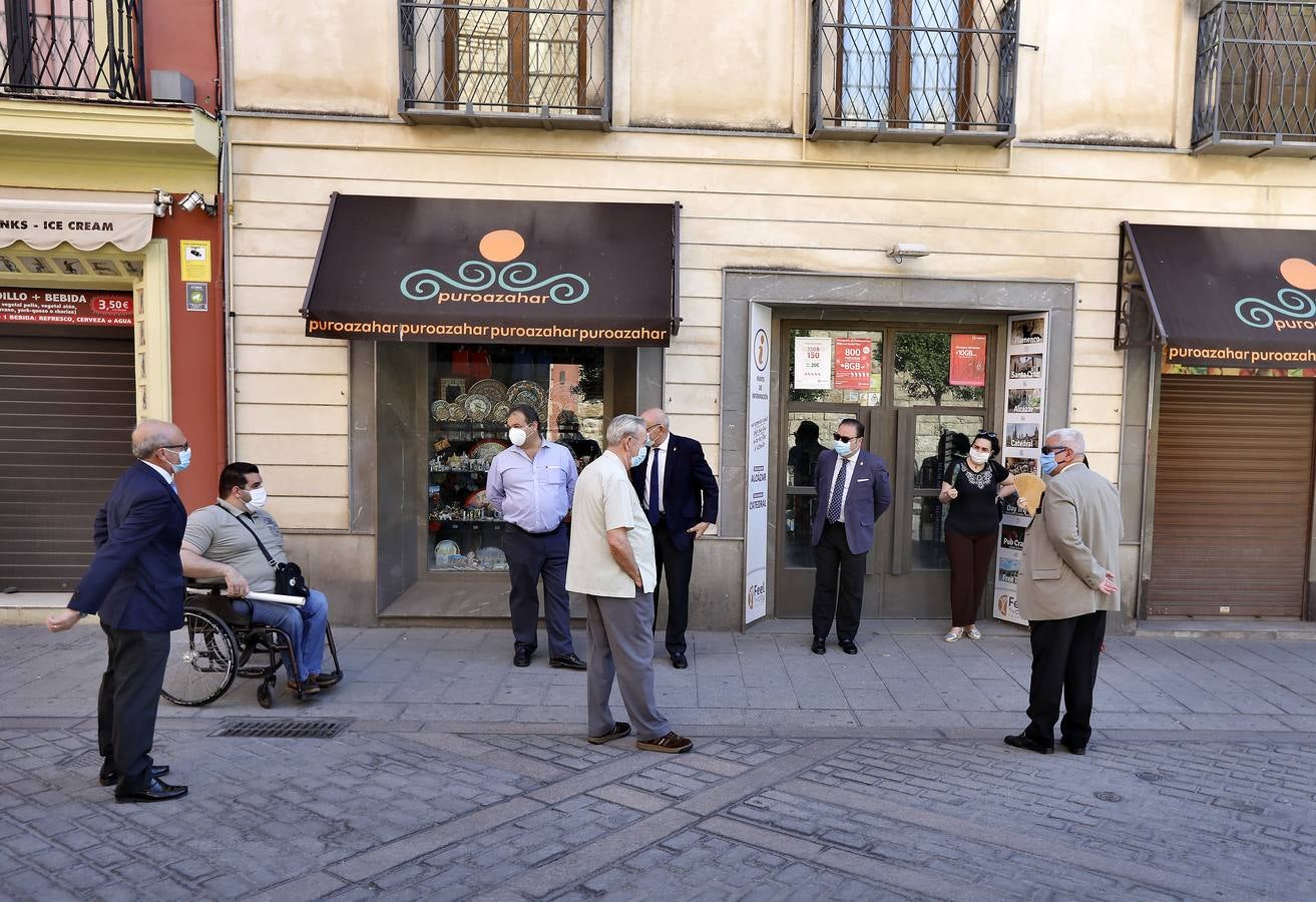 En imágenes, la asamblea de hermanos mayores aprueba el plan del Consejo sobre las sillas