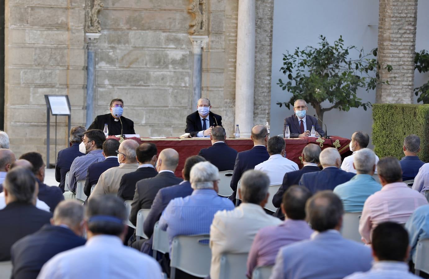 En imágenes, la asamblea de hermanos mayores aprueba el plan del Consejo sobre las sillas