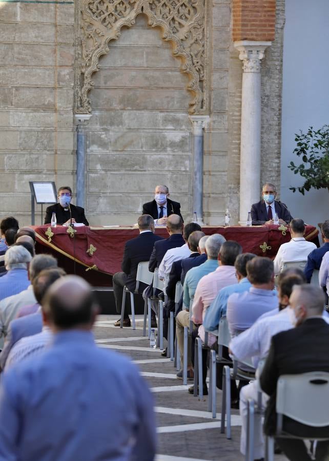 En imágenes, la asamblea de hermanos mayores aprueba el plan del Consejo sobre las sillas