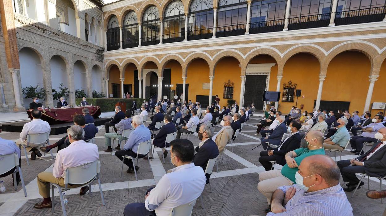 En imágenes, la asamblea de hermanos mayores aprueba el plan del Consejo sobre las sillas