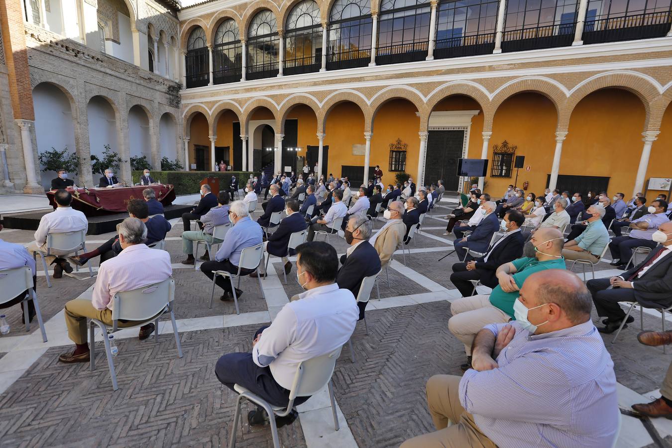 En imágenes, la asamblea de hermanos mayores aprueba el plan del Consejo sobre las sillas