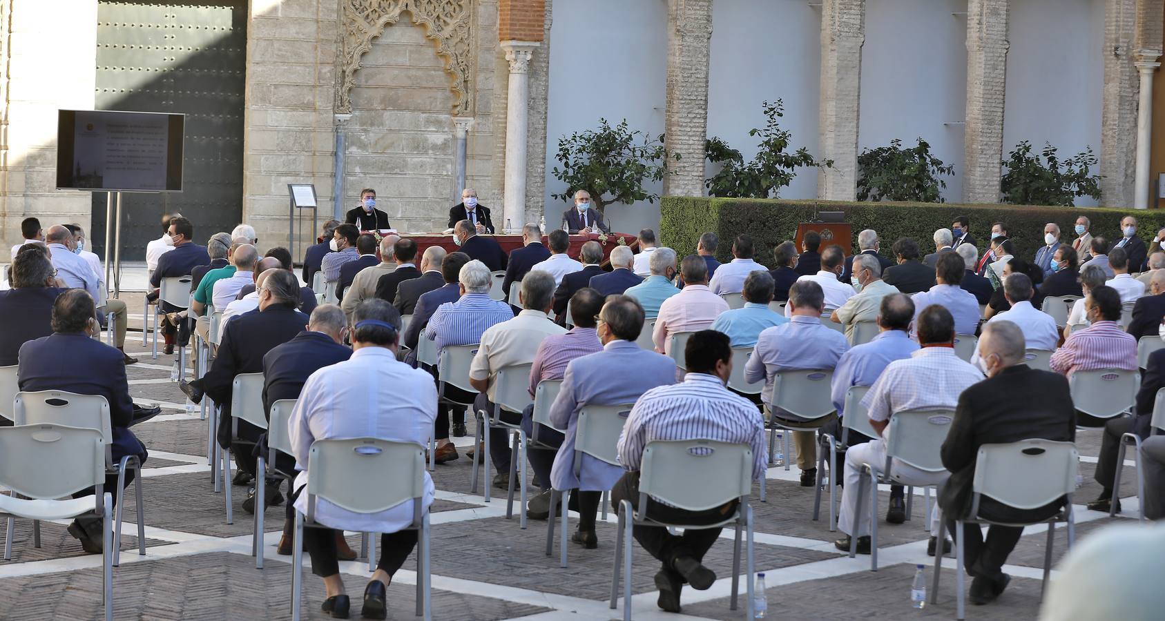 En imágenes, la asamblea de hermanos mayores aprueba el plan del Consejo sobre las sillas