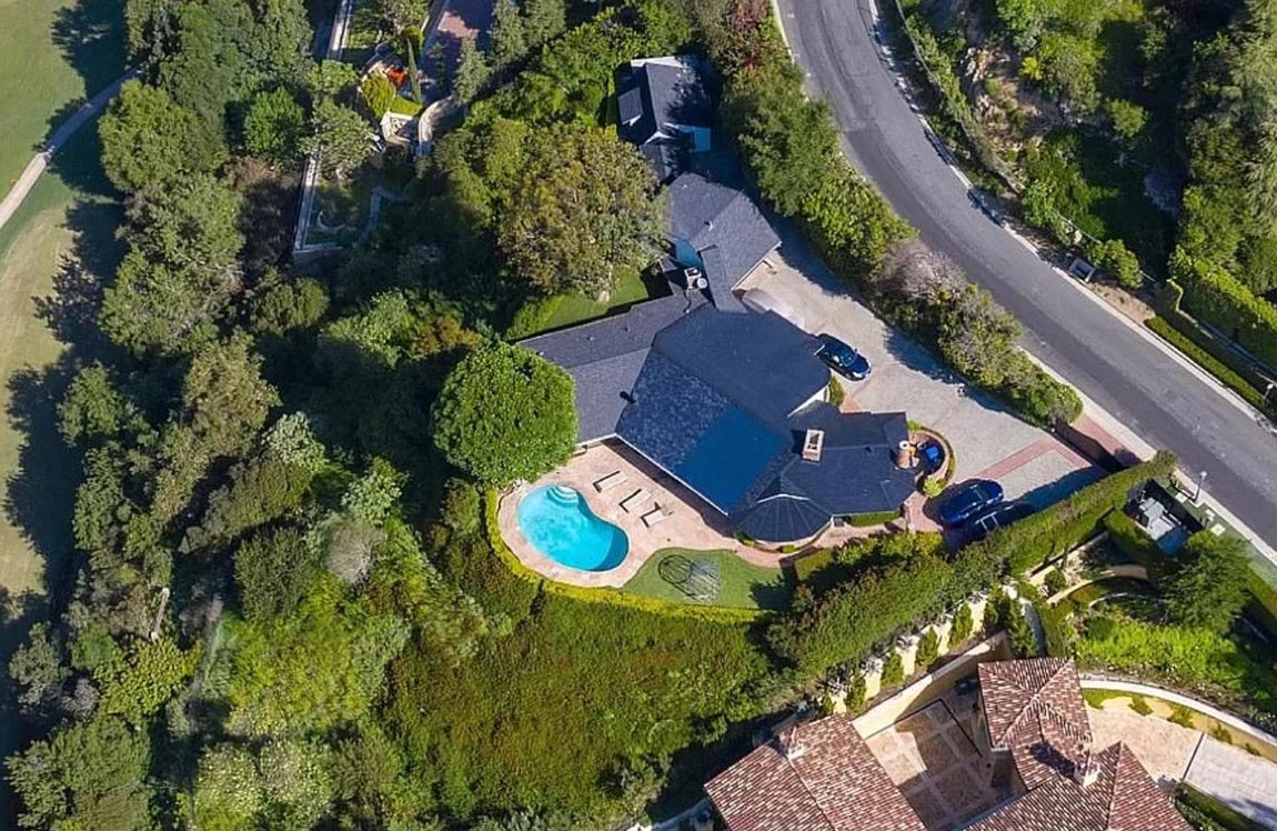 Ha puesto en venta 5 de sus casas. El otro hecho que ha suscitado la atención de sus seguidores ha sido la puesta en venta de sus 5 mansiones ya que, según publicó en diversos tweets, la forma de estar más lúcido era deshaciéndose de todos sus bienes materiales.