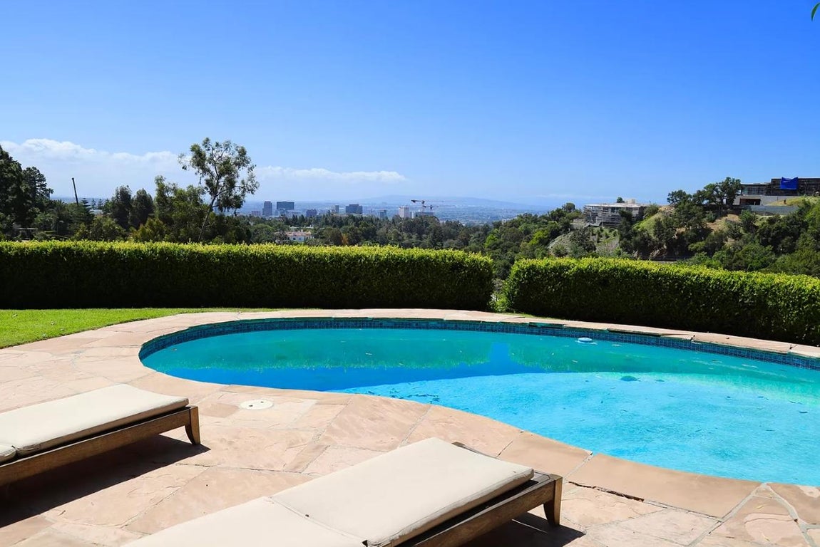 Todas están situadas en Los Angeles. En un principio se pensaba que había puesto en venta dos de sus mansiones mostradas en esta galería, pero después se confirmó que al final se trate de cinco con un precio de 89 millones de euros en total: cuatro en Los Angeles y otra en Hillsborough, un pueblo de la bahía de San Francisco.