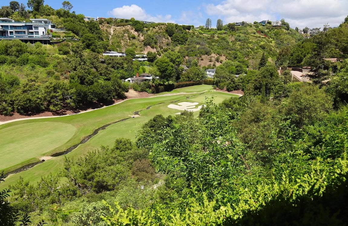 Muy cerca unas de otras. En este artículo mostramos tres de ellas situadas en la zona de Bel Air, situadas a cinco minutos en coche unas de otras. En este caso, la casa de la imagen se encuentra disponible en la plataforma Zillow bajo un precio de 9,5 millones de euros. Una casa construida a mediados del siglo XX con 5 dormitorios y 5 baños y una disposición curvilínea.