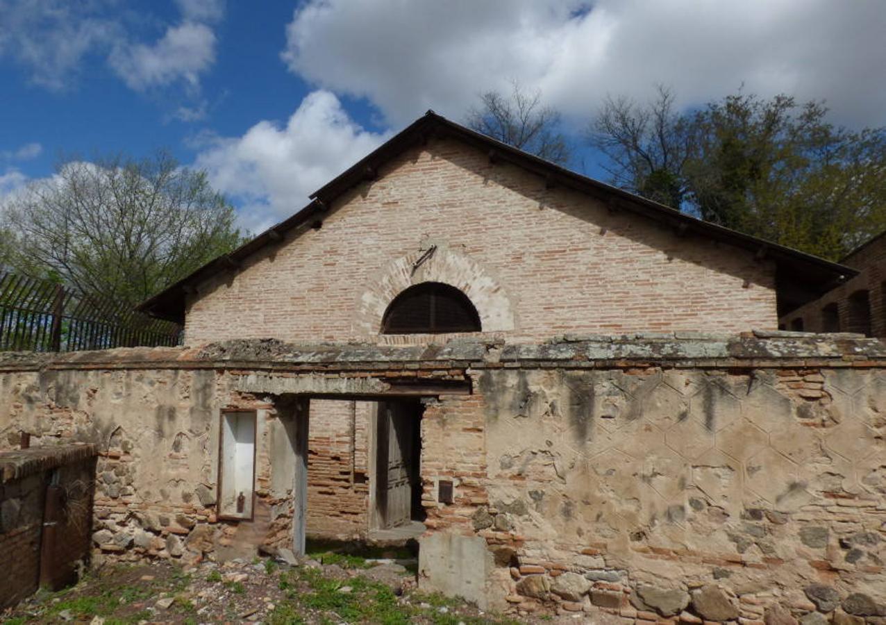 Primer polvorín de la Fábrica de Armas de Toledo de finales del siglo XIX. Vista exterior, en 2016, de la nave con el muro protector y la única entrada de acceso. FOTO RAFAEL DEL CERRO. 