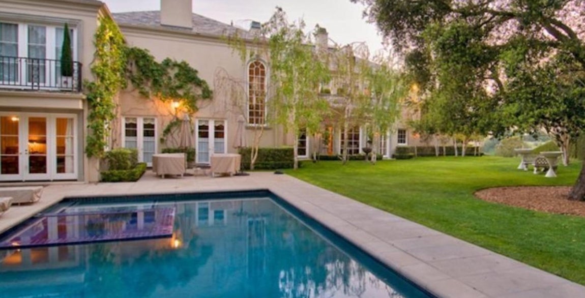 Casas repletas de lujos. La casa cuenta con todas las comodidades propias de este tipo de edificaciones: una gran piscina, Spa, gimnasio, sala de cine…