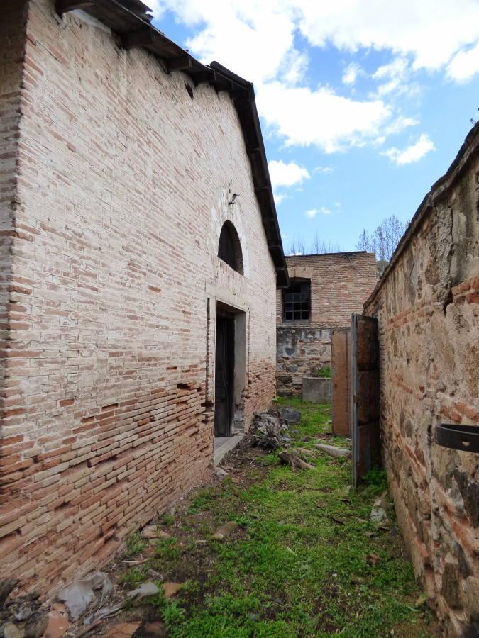 Pasillo en torno al depósito del polvorín. A la derecha, el muro perimetral de protección. FOTO RAFAEL DEL CERRO. 