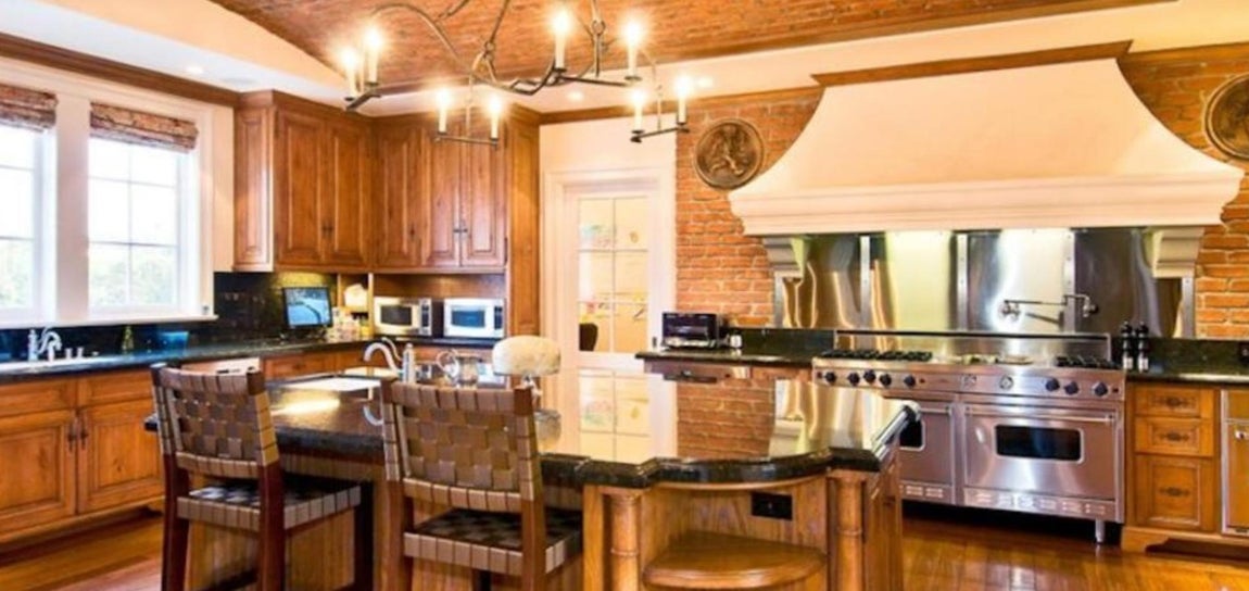 Estancias amplias y con la última tecnología. Posee también diversos salones y una gran cocina equipada al completo.