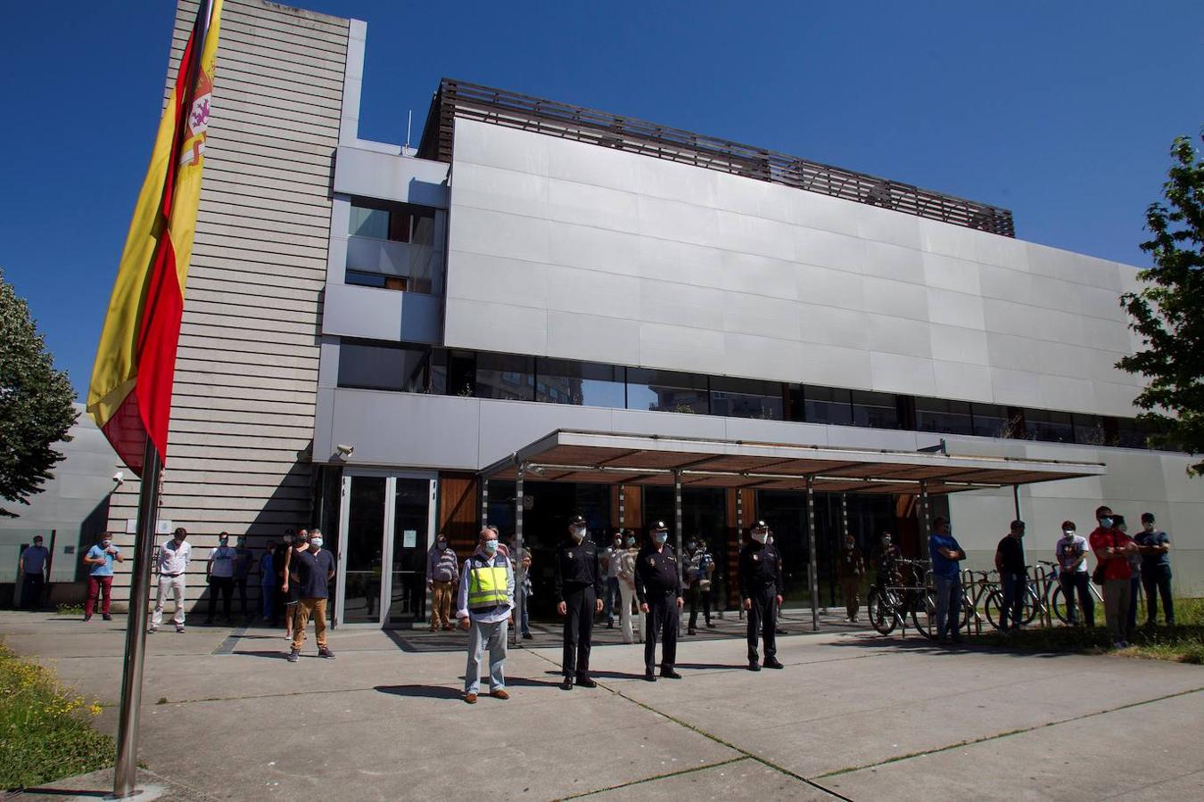 Minuto de silencio guardado ante la comisaría de la Policía Nacional en Vigo. 