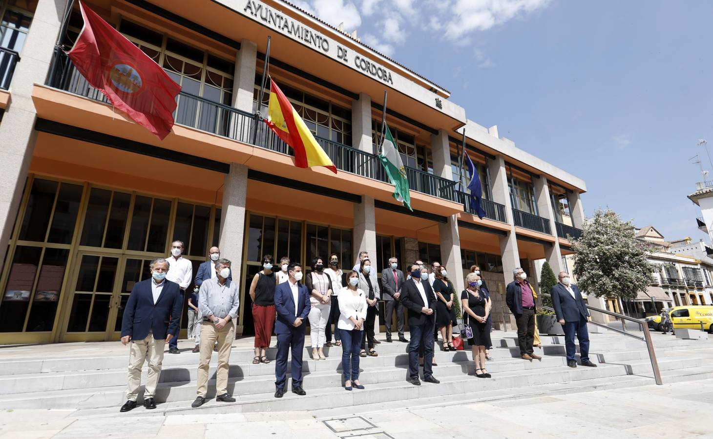 En imágenes, el minuto de silencio en varias instituciones de Córdoba por las víctimas del Covid-19