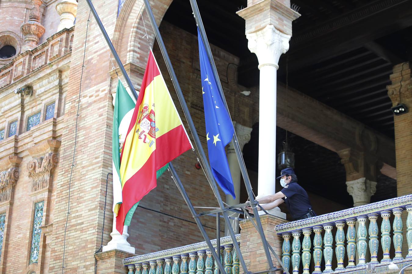 Minuto de silencio por las víctimas del Covid-19 en las instituciones andaluzas