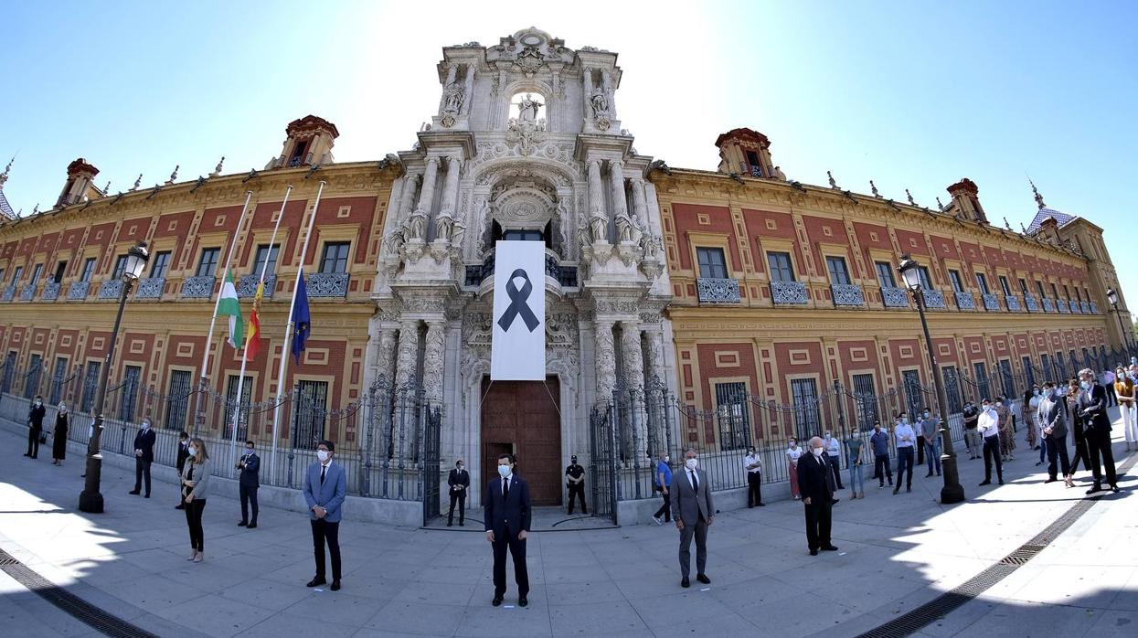 Minuto de silencio por las víctimas del Covid-19 en las instituciones andaluzas