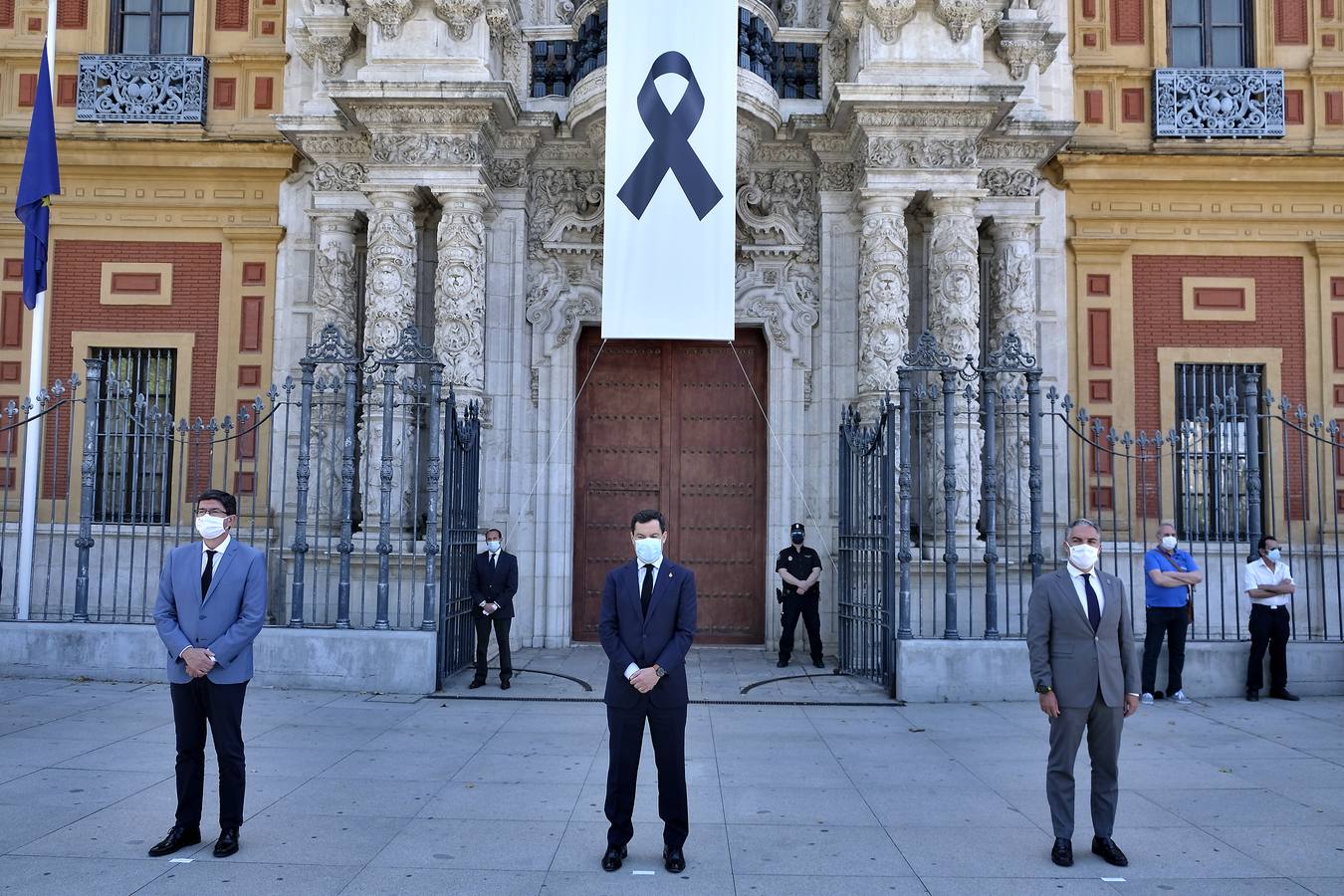 Minuto de silencio por las víctimas del Covid-19 en las instituciones andaluzas