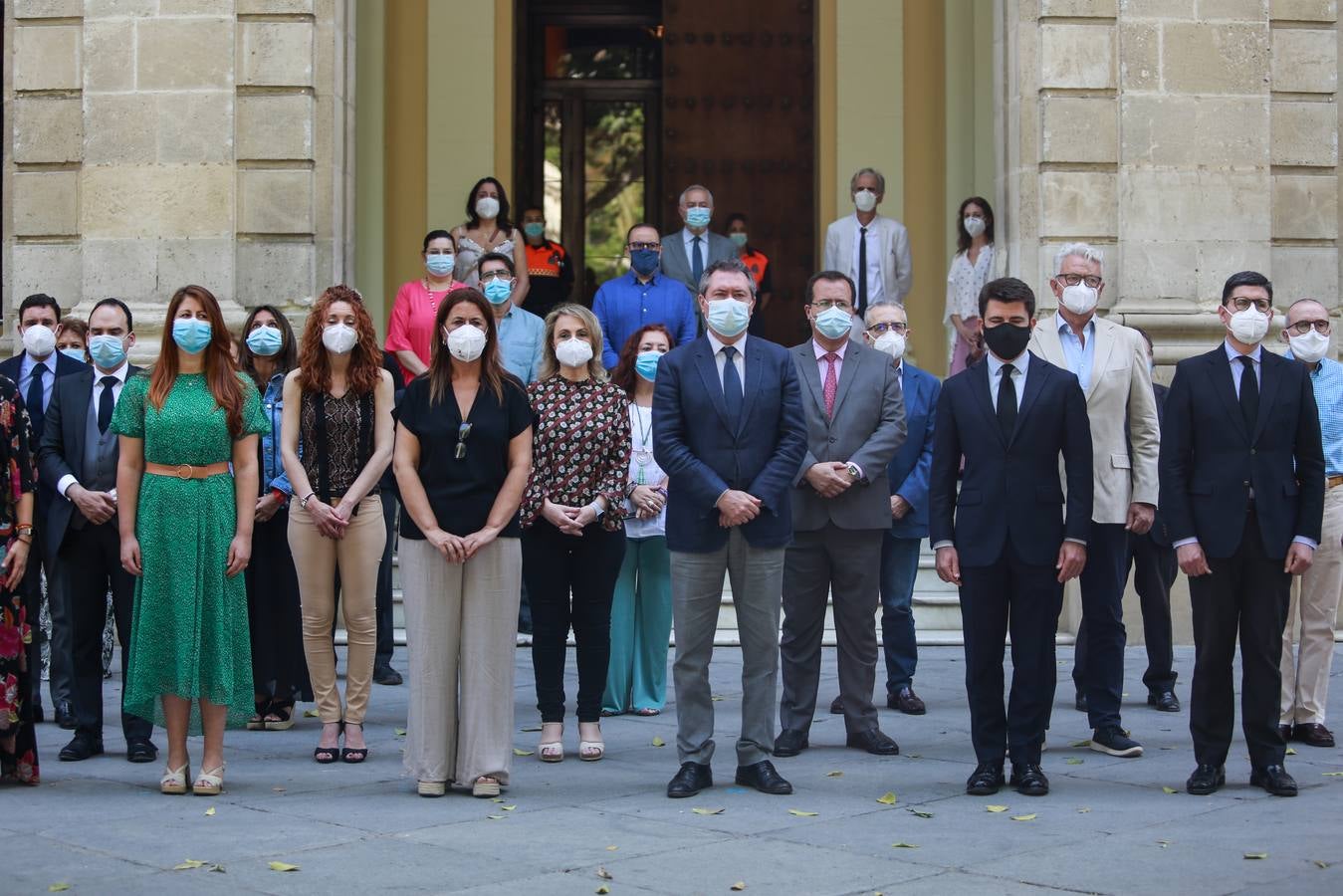 El homenaje del Ayuntamiento de Sevilla a las víctimas del coronavirus