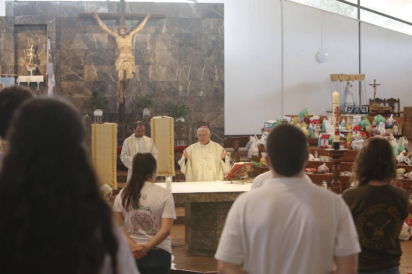 La visita del obispo al Parque Figueroa de Córdoba, en imágenes