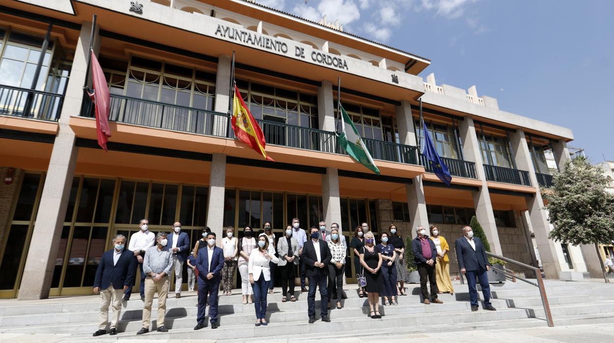 En imágenes, el minuto de silencio en varias instituciones de Córdoba por las víctimas del Covid-19