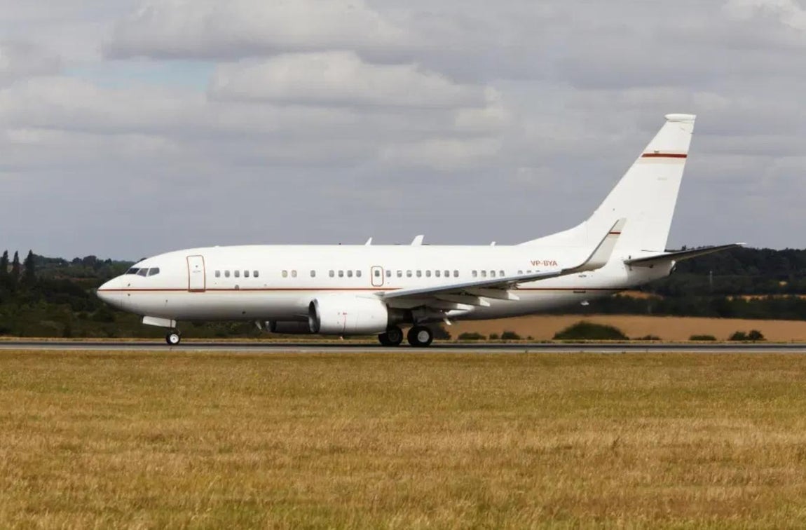 Sistema de seguridad de 2 millones de euros. Entre otras excentricidades, tiene un sistema de seguridad propio de los aviones de los presidentes de estado con un dispositivo de prevención de misiles. ¿Su precio? Casi 2 millones de euros, ahí es nada.