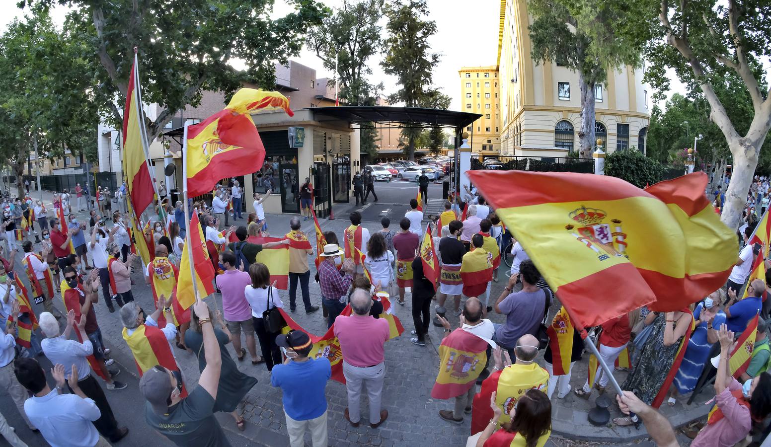 Apoyo al coronel destituido de la Guardia Civil Pérez de los Cobos