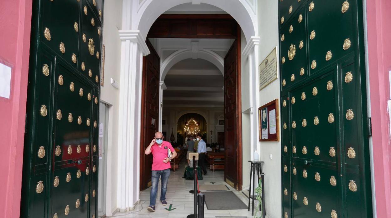 La Hermandad del Rocío de Triana abre las puertas de su capilla