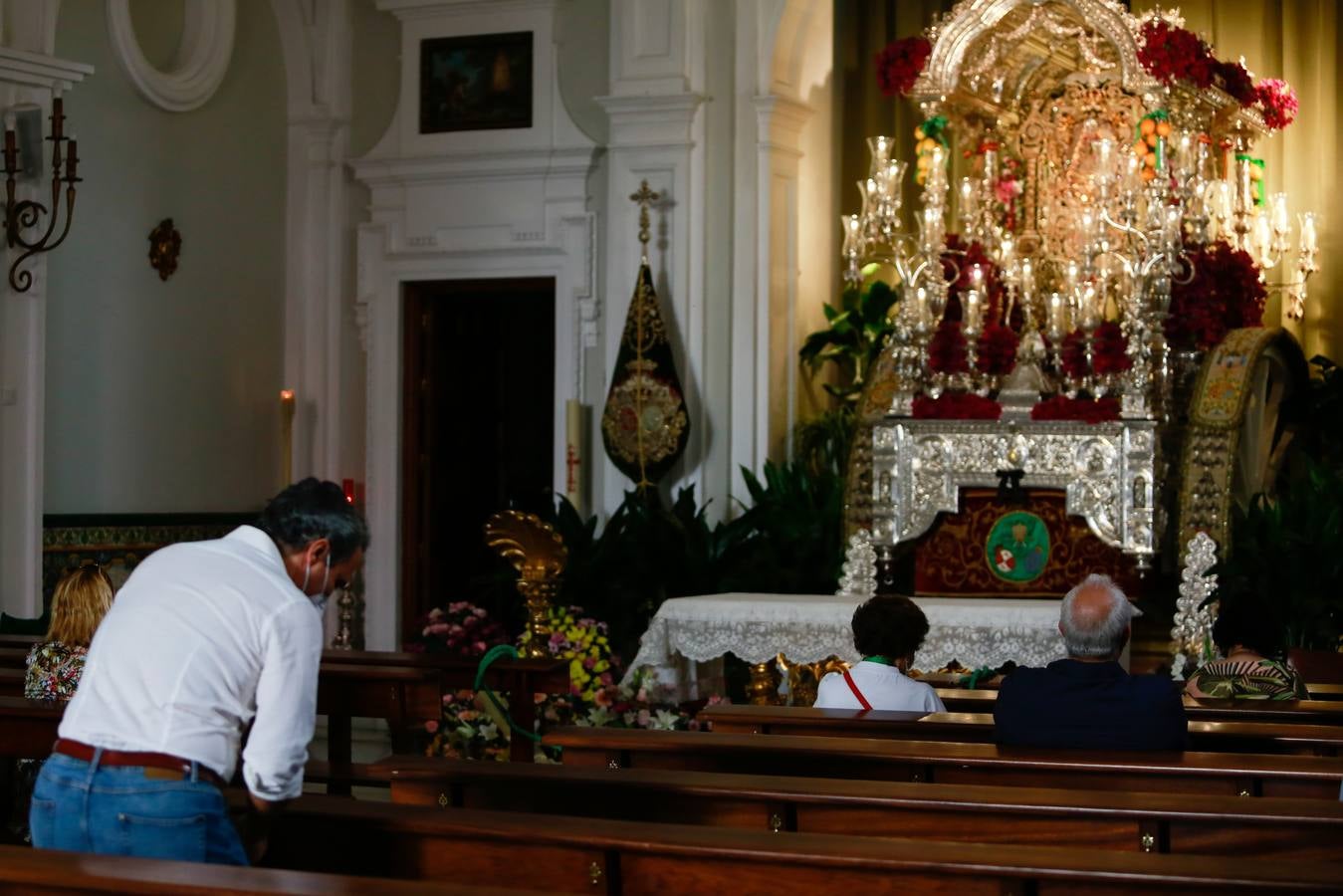 La Hermandad del Rocío de Triana abre las puertas de su capilla