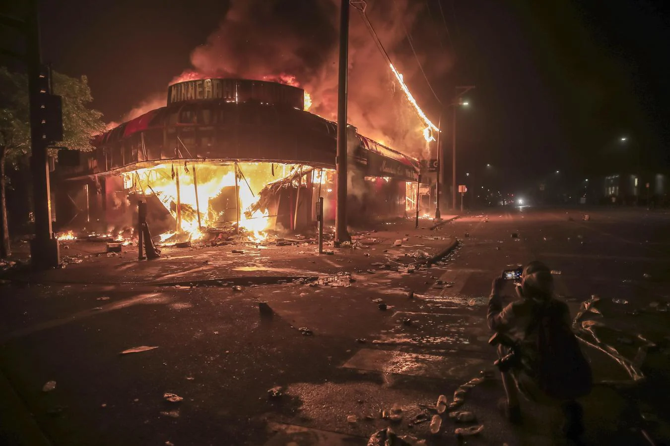 Disturbios en Mineápolis. Incendio de una tienda de licores en Mineápolis durante las protestas